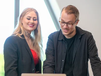 Lois en Jorin overleggen over zichtbaarheid in AI
