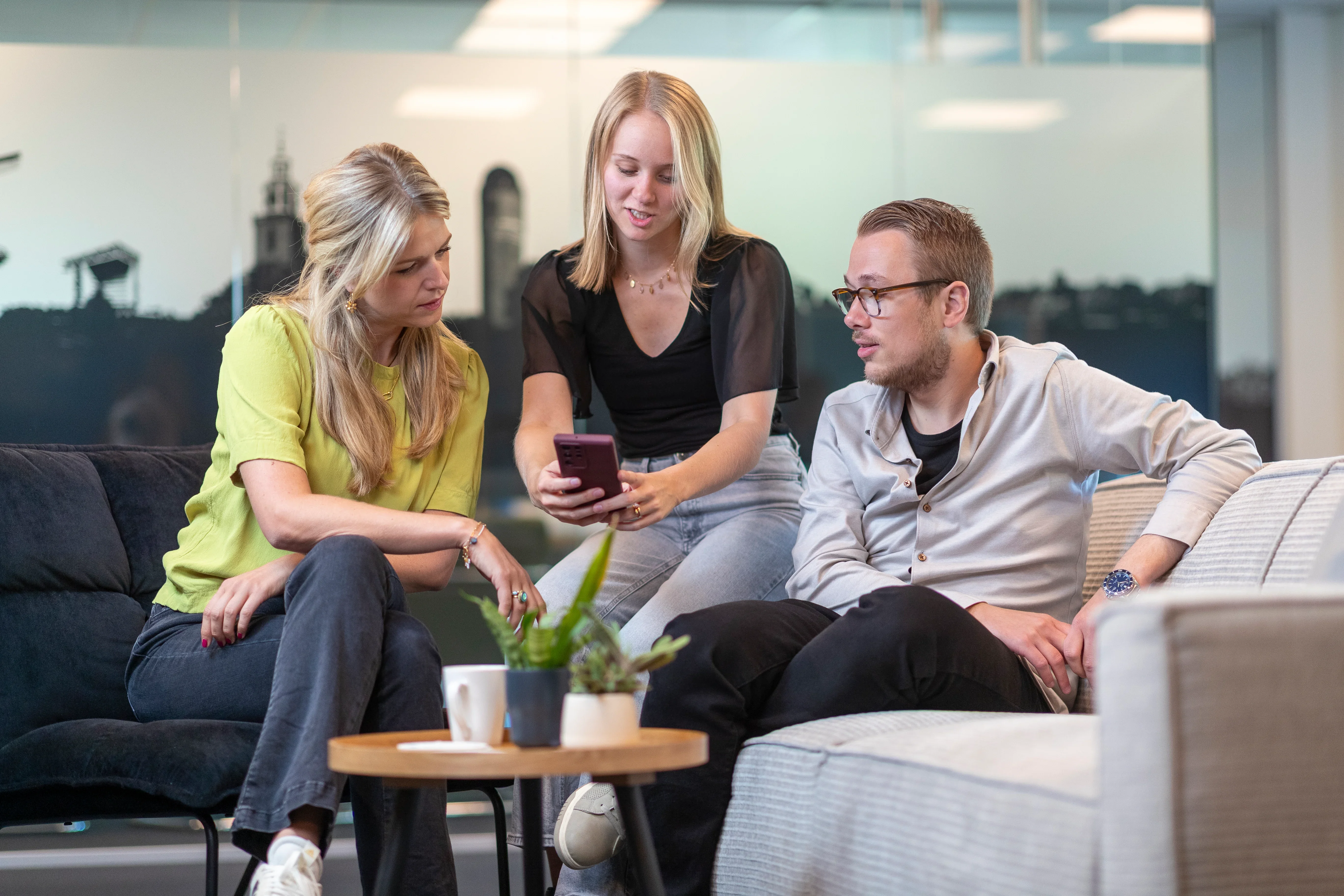 marleen, vera en jorin overleggen social media uitbesteden.