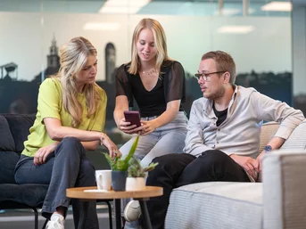 marleen, vera en jorin overleggen technische seo uitbesteden.