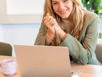 Marleen vertelt een klant over Google Ads uitbesteden