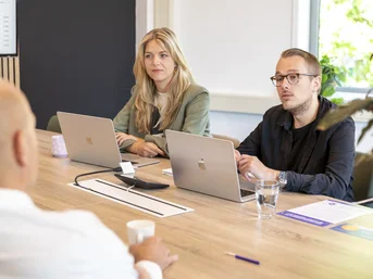 marketingoverleg over adverteren in ai
