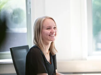 vera achter haar bureau werken aan social media posts.