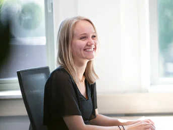 vera achter haar bureau werken aan social media posts.