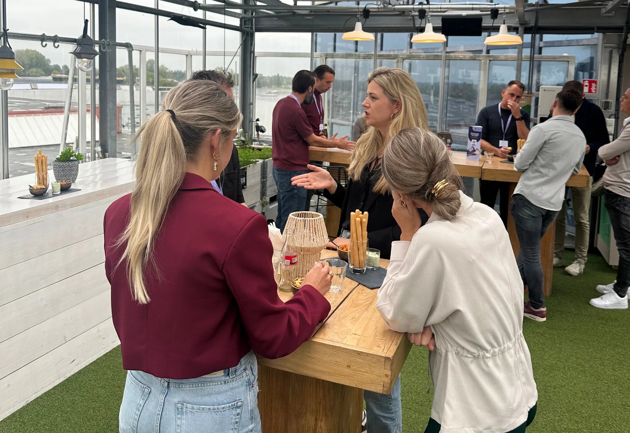 Marketeer Marleen in gesprek met andere marketingbureaus op het event van Simplicate.
