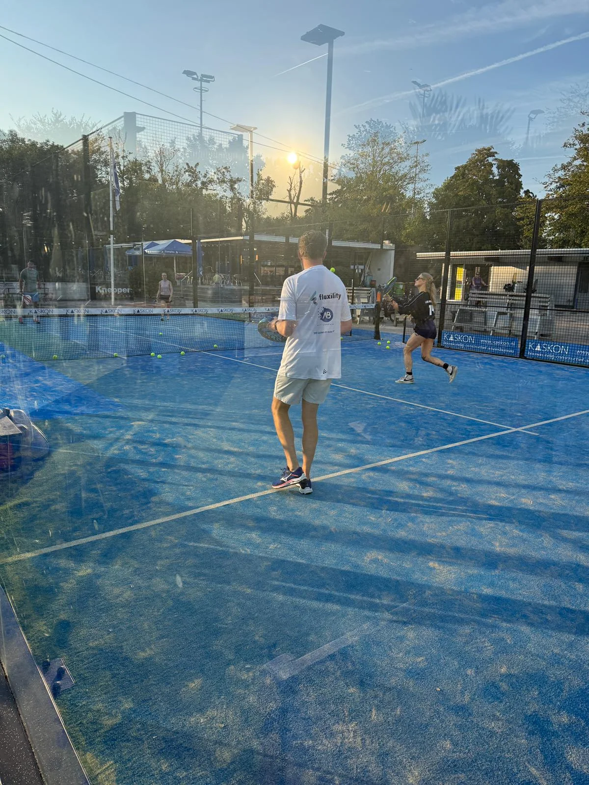 het team van altijd bekend die een clinic padel volgde
