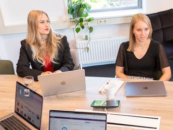 Lois en Vera luisteren naar wensen van klant over Google Ads uitbesteden