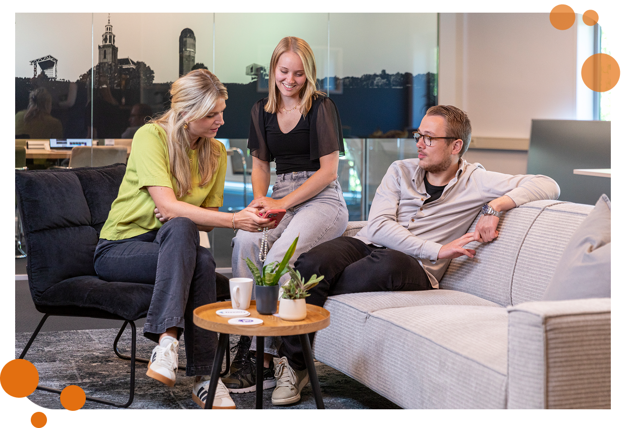 Marketeers bekijken een digitaal toegankelijke website