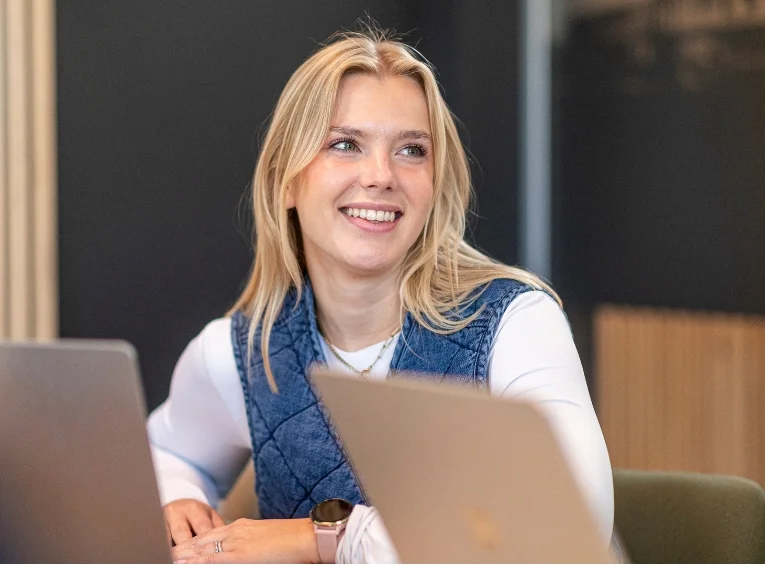 Anouk achter laptop voor linkbuilding