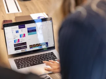 Collega's kijken naar website design