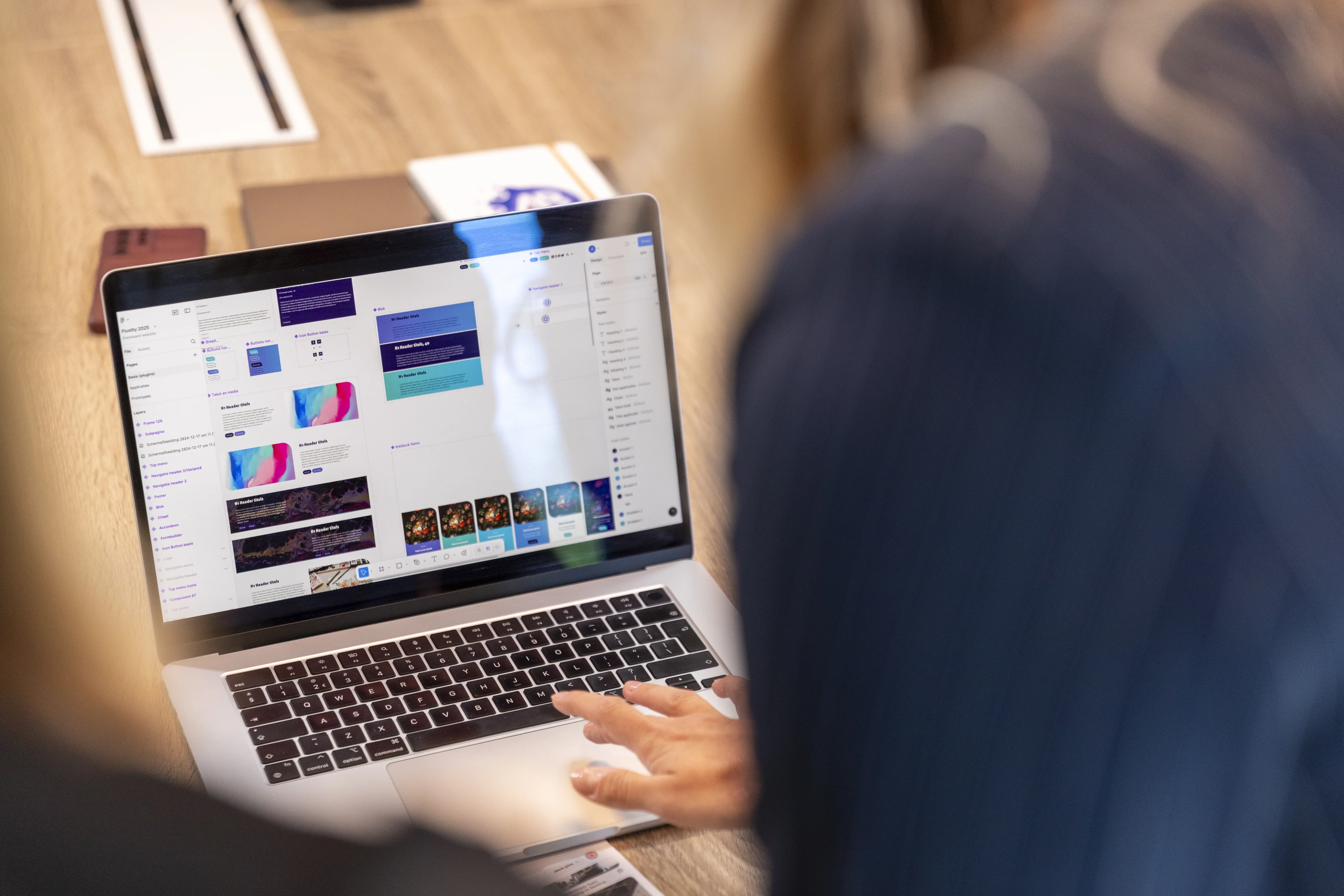 Collega's kijken naar website design