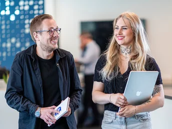 jorin en lois lachen om adverteren in ai