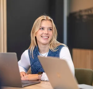 Anouk-achter-haar-laptop-bij-LinkedIn-Kennissessie