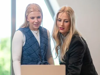 Anouk en Lois kijken naar GEO uitbesteden
